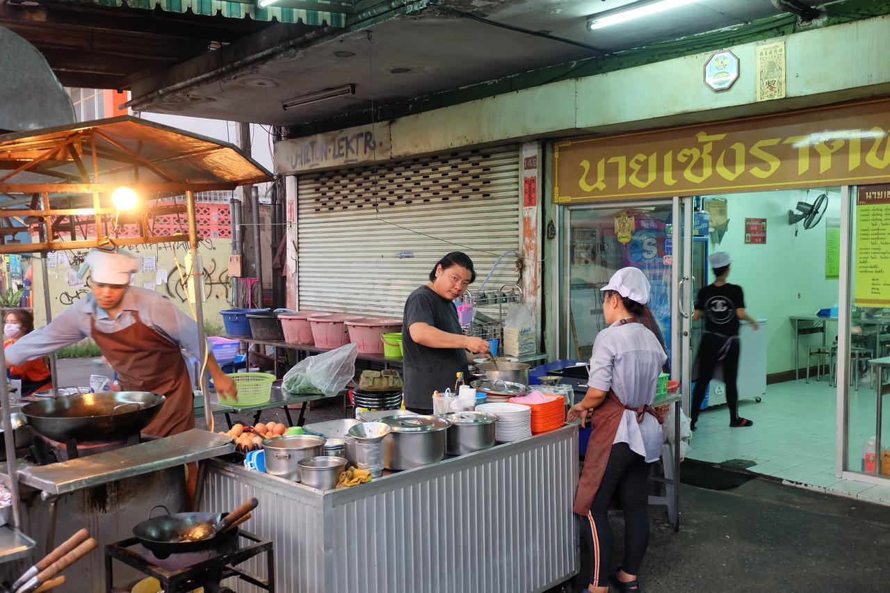 Baan Paan Sook Unitato Vandrarhem Bangkok Exteriör bild
